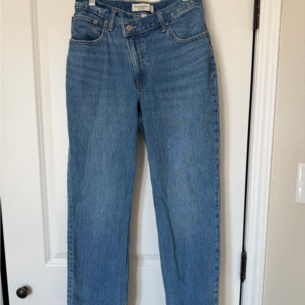 Abercrombie & Fitch 90’s Straight Ultra High Riss Jeans with Crossover Waist